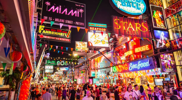 vita notturna in thailandia, walking street a pattaya, go-go bar e strip club - bangkok thailand skyline night foto e immagini stock