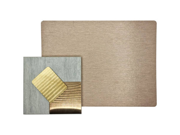 group of industrial interior material including gold brushed stainless, hairline copper aluminium, bronze metallic laminated and travertine tile samples isolated on background with clipping path. grupo de material interior industrial que incluye acero inoxidable cepillado en oro, aluminio cobrizo de línea del cabello, laminado metálico de bronce y muestras de baldosas de travertino aisladas en el fondo con trayectoria de recorte.