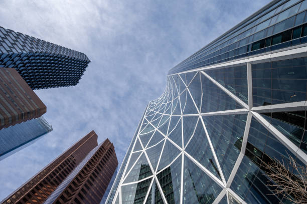 mirando hacia los rascacielos en calgary, alberta - bow building fotografías e imágenes de stock