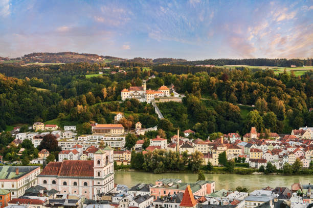 Passau Dom, Inn river, Innstadt to Mariahilf from Veste Oberhaus, Lower Bavaria, Bavaria, Germany / City view with Innstadt and pilgrimage church Mariahilf View from the Veste Oberhaus, Passau incl. Cathedral, Inn river, Innstadt, Mariahilf located in Lower Bavaria, Bavaria, Germany. Mariahilf in the middle is a pilgrimage church including the monastery and pilgrimage stairs. There are a many details to find like the Inn river, cathedral etc. Taken just before sunset. City view from Passau including the associated landscape to Austria. English translation: View from the Veste Oberhaus over Passau with cathedral, Inn, Innstadt, Mariahilf, Lower Bavaria, Bavaria, Germany The focus is on the pilgrimage church Mariahilf with monastery and pilgrimage staircase. Taken just before sunset. City view from Passau / Innstadt including the associated landscape to Austria. inn river stock pictures, royalty-free photos & images