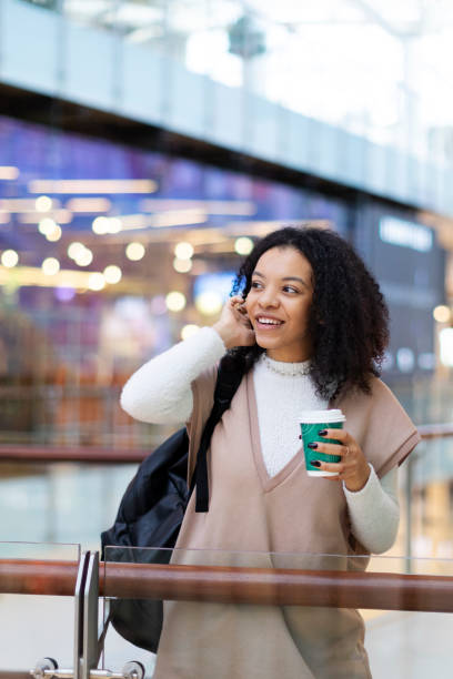 deux femmes africaines dans un centre commercial - disposable cup coffee shopping friendship photos et images de collection