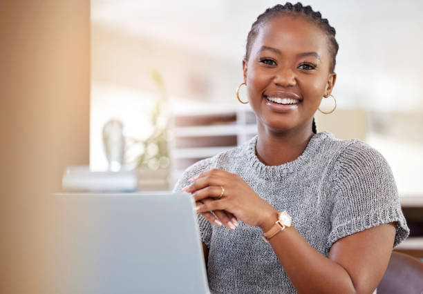 photo d’une jeune femme d’affaires travaillant sur son ordinateur portable - african ethnicity women laptop computer photos et images de collection