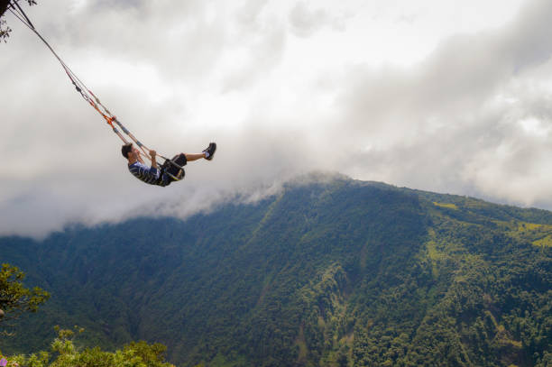 banos, équateur: garçon se balançant à la cabane dans les arbres située au sommet de la montagne. - birds eye chilli photos et images de collection