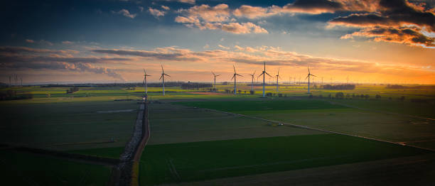 Windräder Dusk with wind turbines low carbon economy stock pictures, royalty-free photos & images