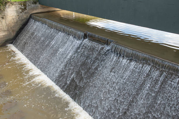 weir em uma pequena represa - sluice - miniature weir - fotografias e filmes do acervo