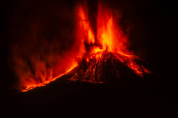 erupción del etna 10/02/2022 - vulcano fotografías e imágenes de stock