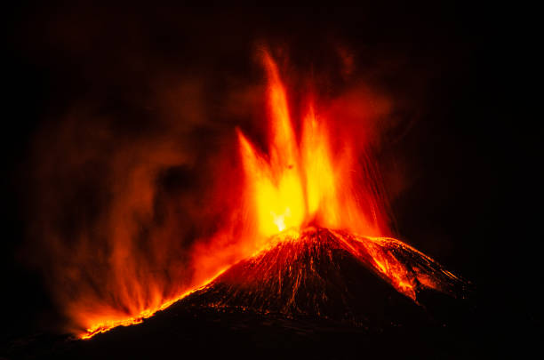 извержение этны 10/02/2022 - volcano erupting lava fire стоковые фото и изображения