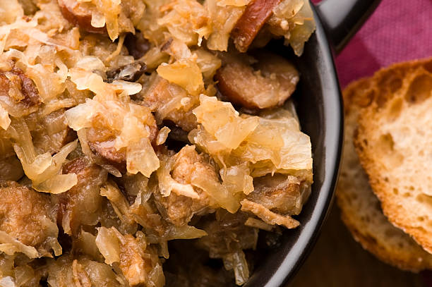 bigos tradicionales de polonia sauerkraut con champiñones y ciruelas - bigos fotografías e imágenes de stock