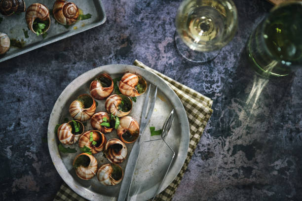 ハーブバターでフランスのエスカルゴカタツムリを準備する - gourmet snail food escargot ストックフォトと画像