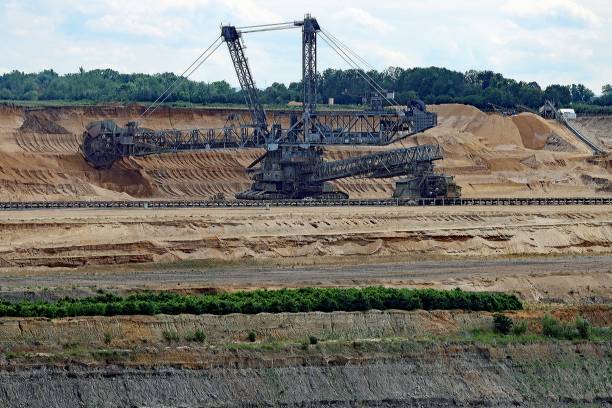 large industrial excavator in the hambach coalfield - lignito imagens e fotografias de stock