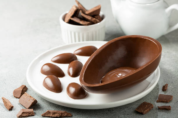テーブルの上にチョコレートイースターエッグ。 - イースターエッグのチョコレート ストックフォトと画像