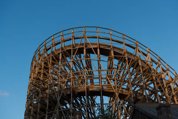 curva de uma grande montanha-russa de madeira. - rollercoaster amusement park amusement park ride challenge - fotografias e filmes do acervo