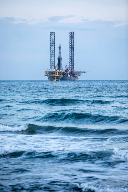 piattaforma petrolifera sul mare - oil rig sea oil storm foto e immagini stock