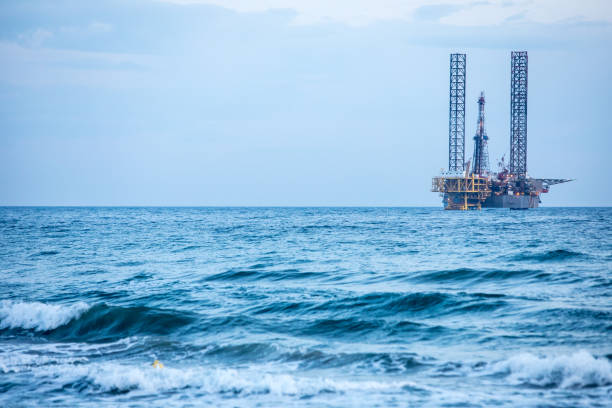 oil platform on sea - oil rig sea drill petroleum imagens e fotografias de stock
