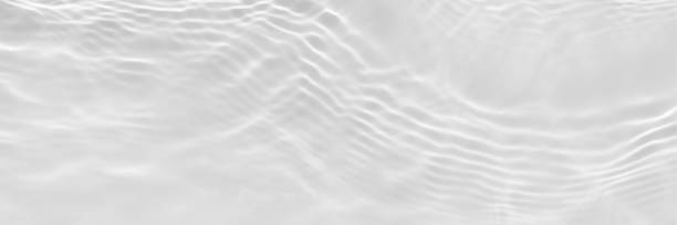 текстура воды с солнечными отражениями на наложении эффекта воды для фото или макета. органический светло-серый капельный езкий эффект с в� - едкий стоковые фото и изображения