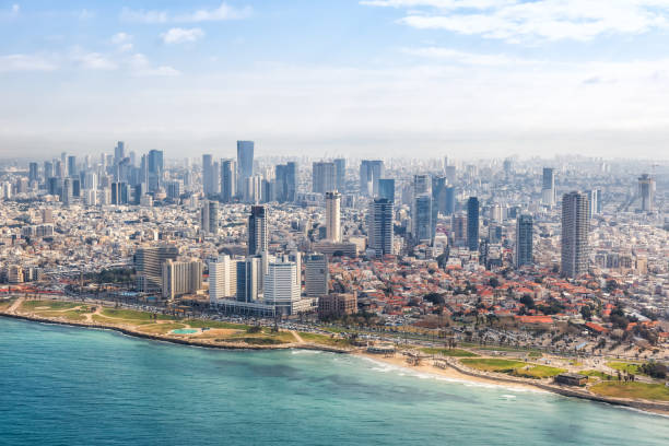 tel aviv skyline spiaggia vista aerea foto israele città mediterraneo mare grattacieli - aviv foto e immagini stock