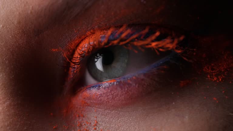 Makro mit offenem Auge. Make-up eines Mädchens. Modevideo. 4K 30fps ProRes 4444