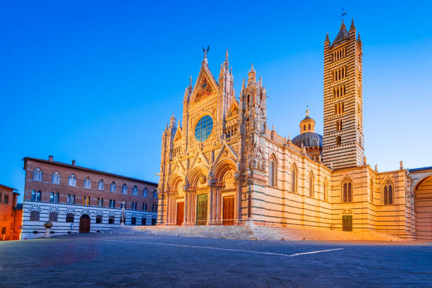 istock Siena, Italy - Duomo di Siena morning twilight 1370035665