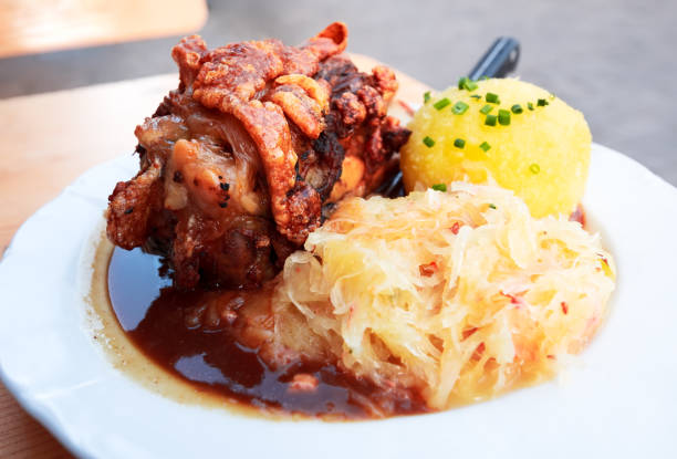 schweinshaxe, deutsche küche mit schweinshaxe, kohl und pota - pork hock stock-fotos und bilder