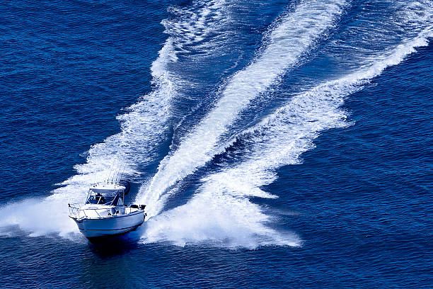 fast motorboat overhead view of fast motorboat with wake fast boat stock pictures, royalty-free photos & images