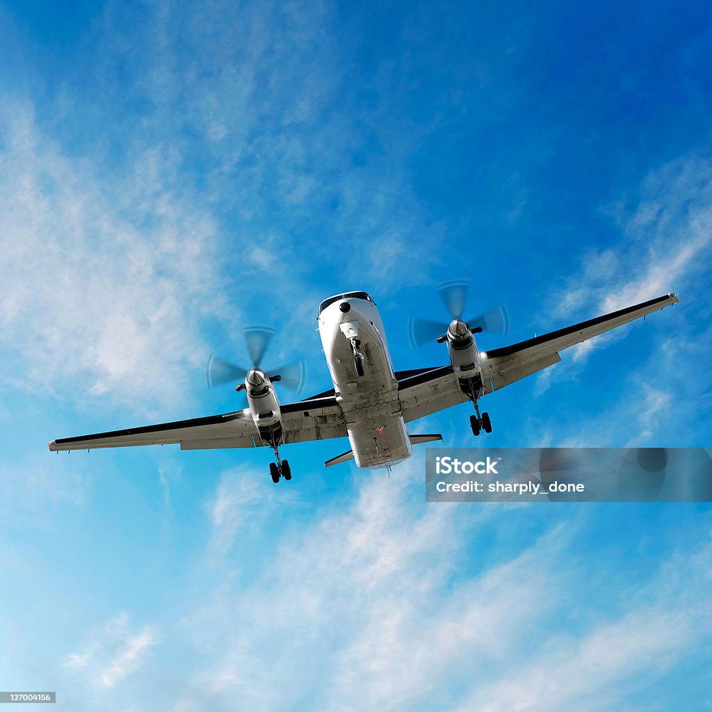 Hélice Avião pousando no céu brilhante - Foto de stock de Avião royalty-free