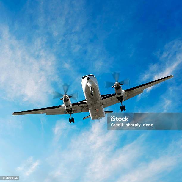 Foto de Hélice Avião Pousando No Céu Brilhante e mais fotos de stock de Avião - Avião, Pequeno, Vista Frontal