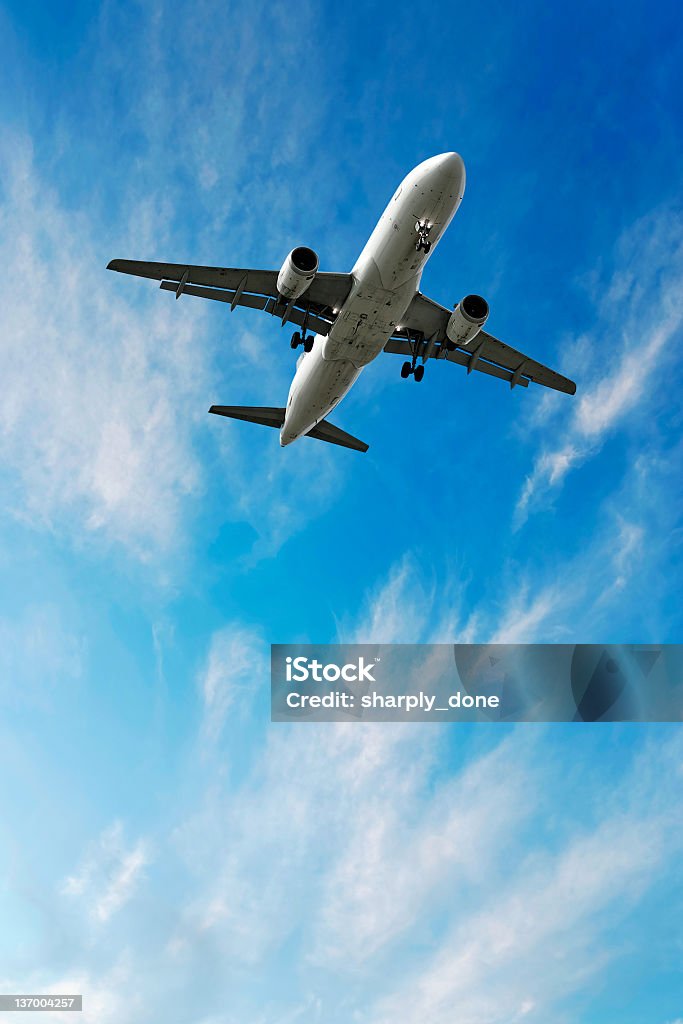 Aereo jet atterrando in cielo luminoso - Foto stock royalty-free di Aeroplano