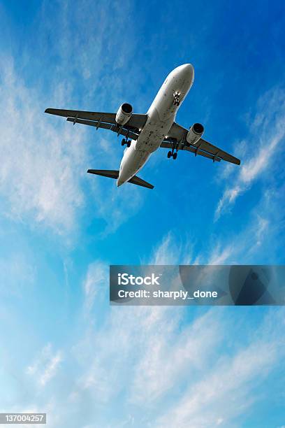 Aereo Jet Atterrando In Cielo Luminoso - Fotografie stock e altre immagini di Aeroplano - Aeroplano, Decollare - Attività, Aereo di linea