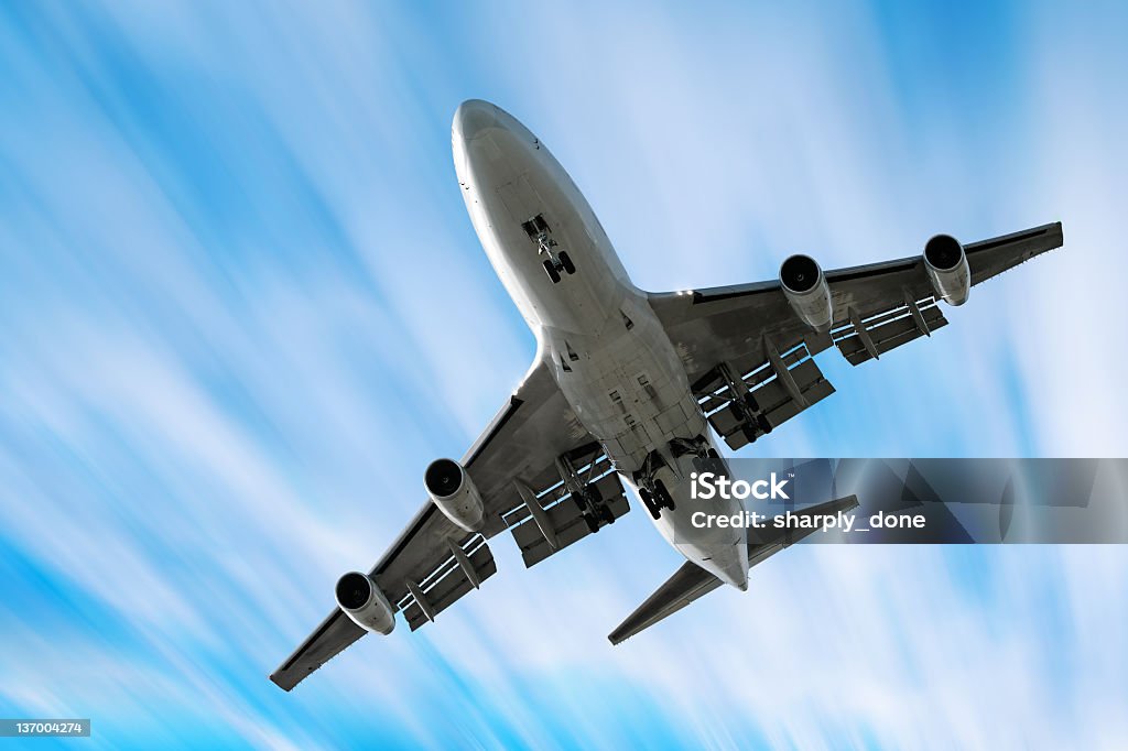 XXL jumbo Aereo jet atterrando in motion blur sky - Foto stock royalty-free di Inquadratura estrema dal basso