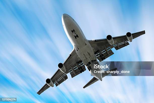 Xxl Jumbo Aereo Jet Atterrando In Motion Blur Sky - Fotografie stock e altre immagini di Inquadratura estrema dal basso - Inquadratura estrema dal basso, A mezz'aria, Aereo di linea