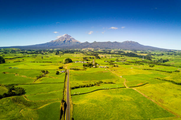 istock Mount Taranaki in New Zealand 1370047143