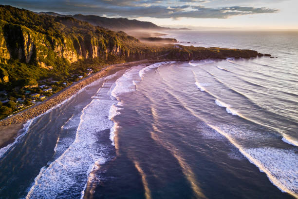 пляж пунакайки в новой зеландии - new zealand стоковые фото и изображения