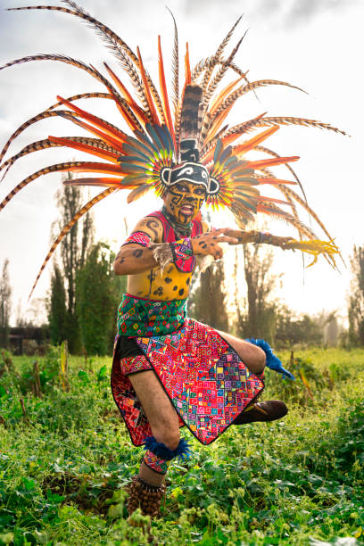 aztekische tänzerin auf dem feld, das in xochimilco auch als "chinampa" bekannt ist, mit der traditionellen aztekischen kleidung und accessoires wie "penachos" oder "huipiles". - north american tribal culture fotos stock-fotos und bilder