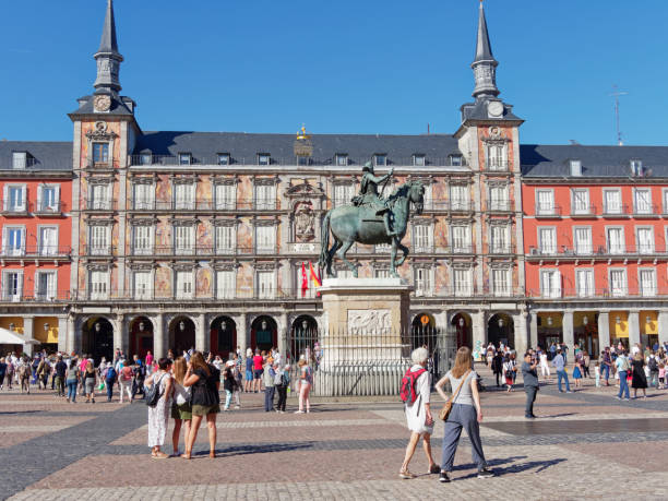 マドリードのマヨール広場でフィリップス2世の像の前を歩く観光客は、 - madrid province ストックフォトと画像