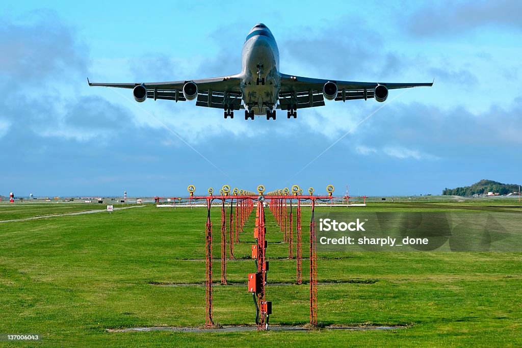 jumbo jet aereo atterraggio - Foto stock royalty-free di A mezz'aria