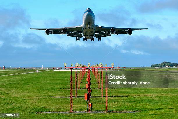Jumbo Jet Aereo Atterraggio - Fotografie stock e altre immagini di A mezz'aria - A mezz'aria, Aereo di linea, Aereo-cargo