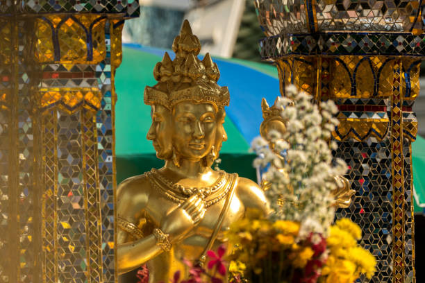 der erawan-schrein, bangkok, thailand - erawan stock-fotos und bilder