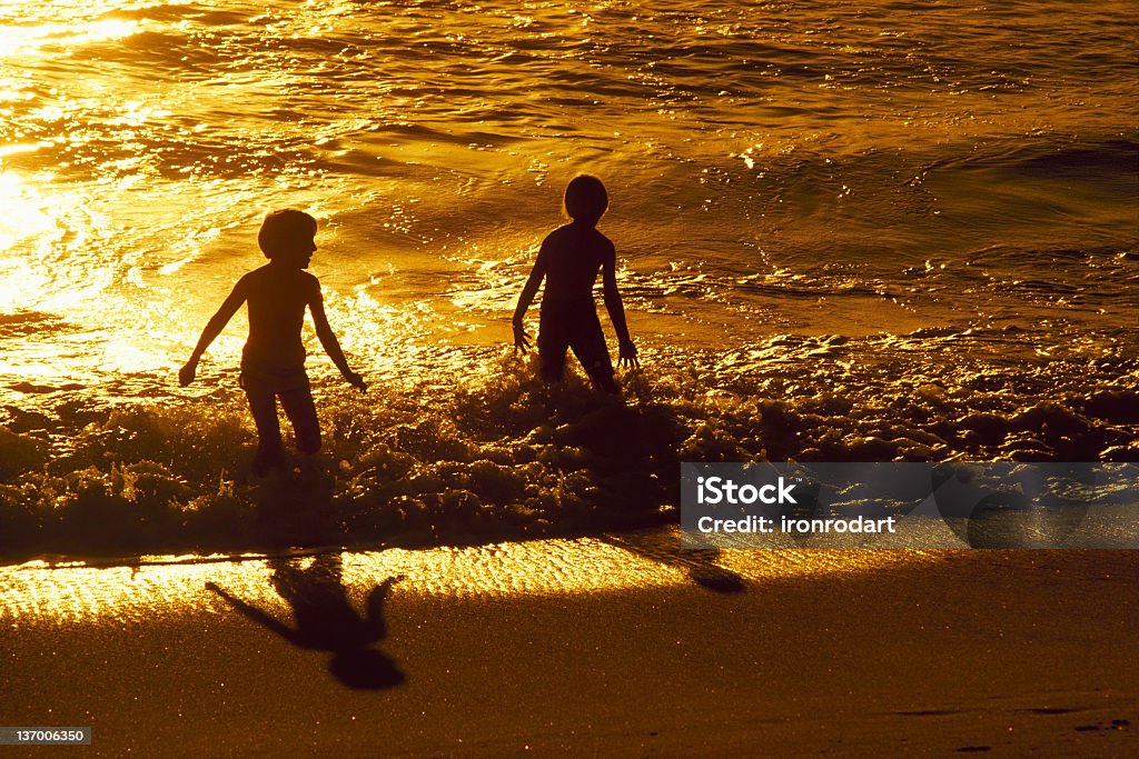 Crianças brincando no oceano - Royalty-free Anoitecer Foto de stock