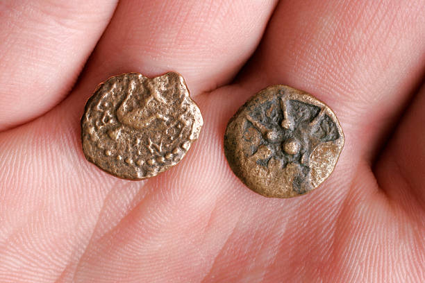 wdowa's mite-starożytne rzymskie brązowy monety - tithe zdjęcia i obrazy z banku zdjęć