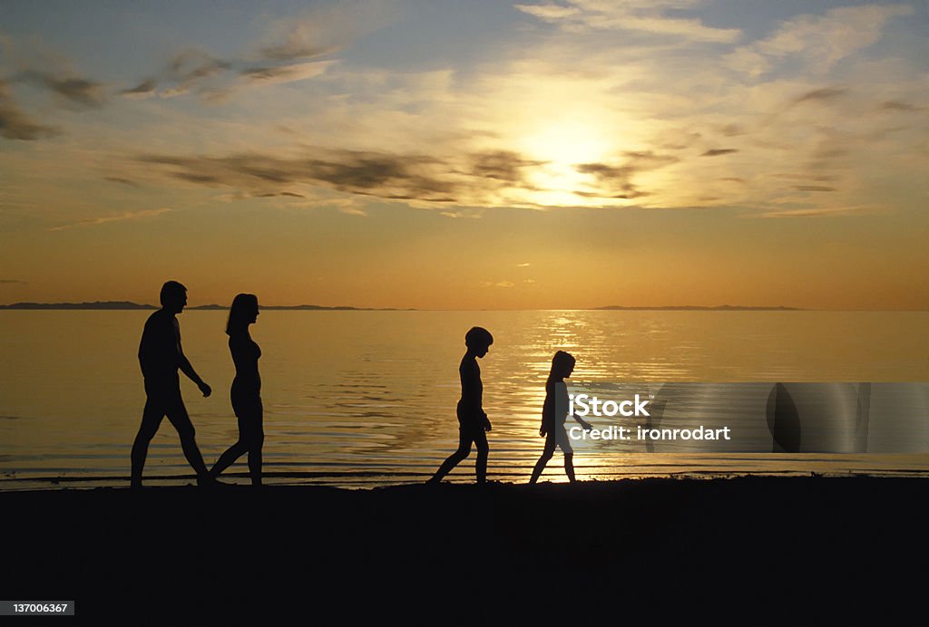 Famille marchant sur la plage 2 - Photo de Aspiration libre de droits