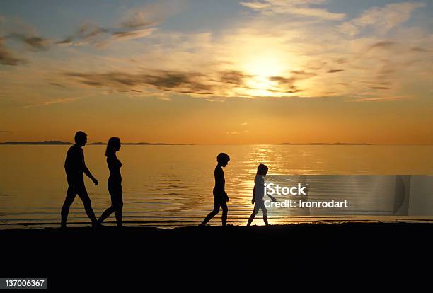 Photo libre de droit de Famille Marchant Sur La Plage 2 banque d'images et plus d'images libres de droit de Aspiration - Aspiration, Chaleur, Coucher de soleil