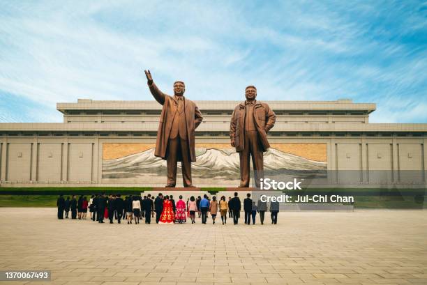 Estatuas De Kim Il Sung Y Kim Jong Il En Pyongyang Foto de stock y más banco de imágenes de Corea del Norte - Corea del Norte, Turismo - Vacaciones, Corea
