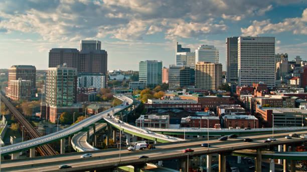 kreuz und quer verlaufende überführungen und bürotürme in richmond, virginia - interstate 95 stock-fotos und bilder