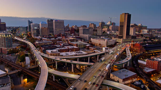 luftaufnahme des autobahnverkehrs vorbei an der innenstadt von richmond, va in der dämmerung - interstate 95 stock-fotos und bilder