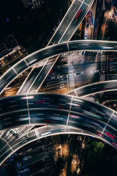夜間の陸橋と都市交通のドローンポイントビュー - aerial view shanghai technology multiple lane highway ストックフォトと画像