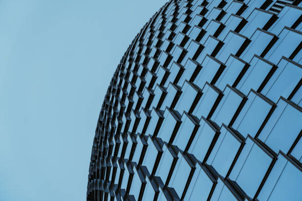 außenansicht des wolkenkratzers, fenster des bürogebäudes - abstract architecture stock-fotos und bilder