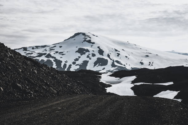 langjökull glacier mountain peak iceland - icecap imagens e fotografias de stock