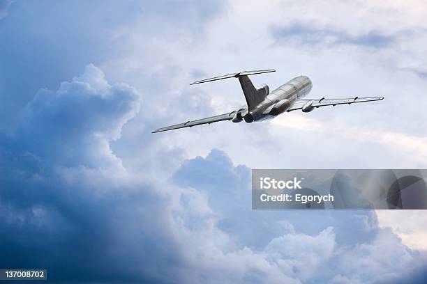 Voo Entre As Nuvens - Fotografias de stock e mais imagens de Acima - Acima, Avião, Avião Comercial