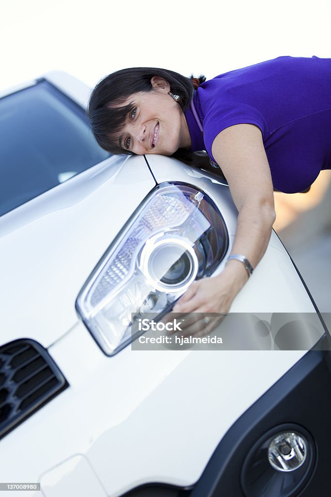 Frau umarmen Ihr neues Auto - Lizenzfrei Aufregung Stock-Foto