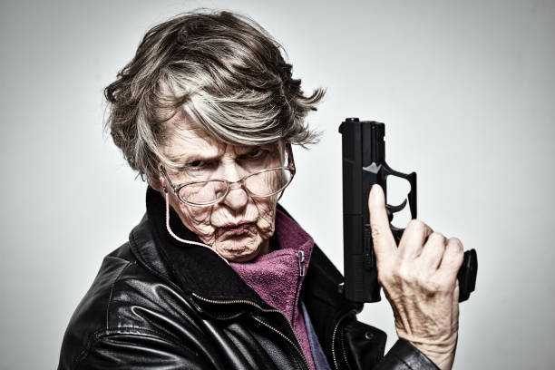 권총을 들고 위험한 찾고 노인 여자 - women jacket leather hooligan 뉴스 사진 이미지